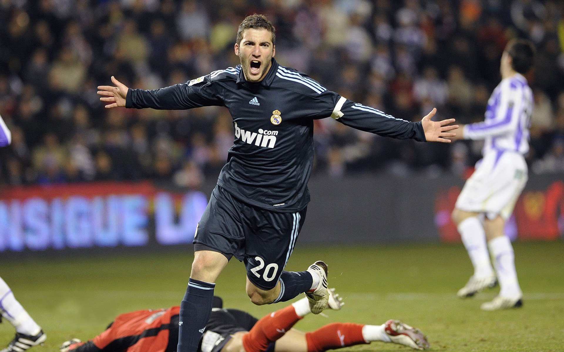 铁壁与疾风，尼芬之战，范戴克铸就D组王者之路